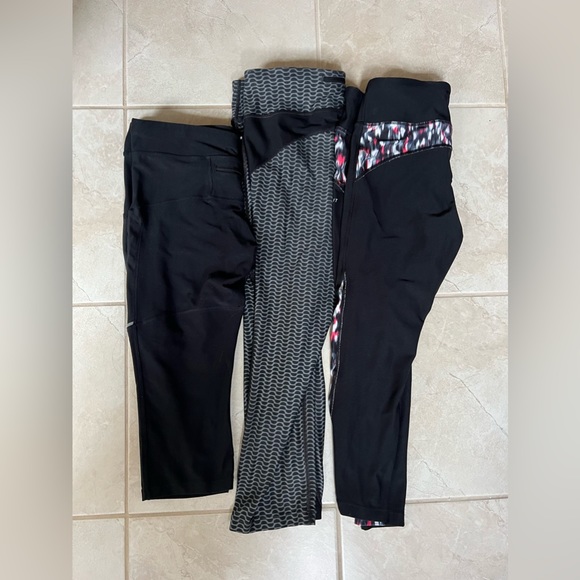 Three different styles of NIKE DriFit crop leggings size MEDIUM - Picture 2 of 2